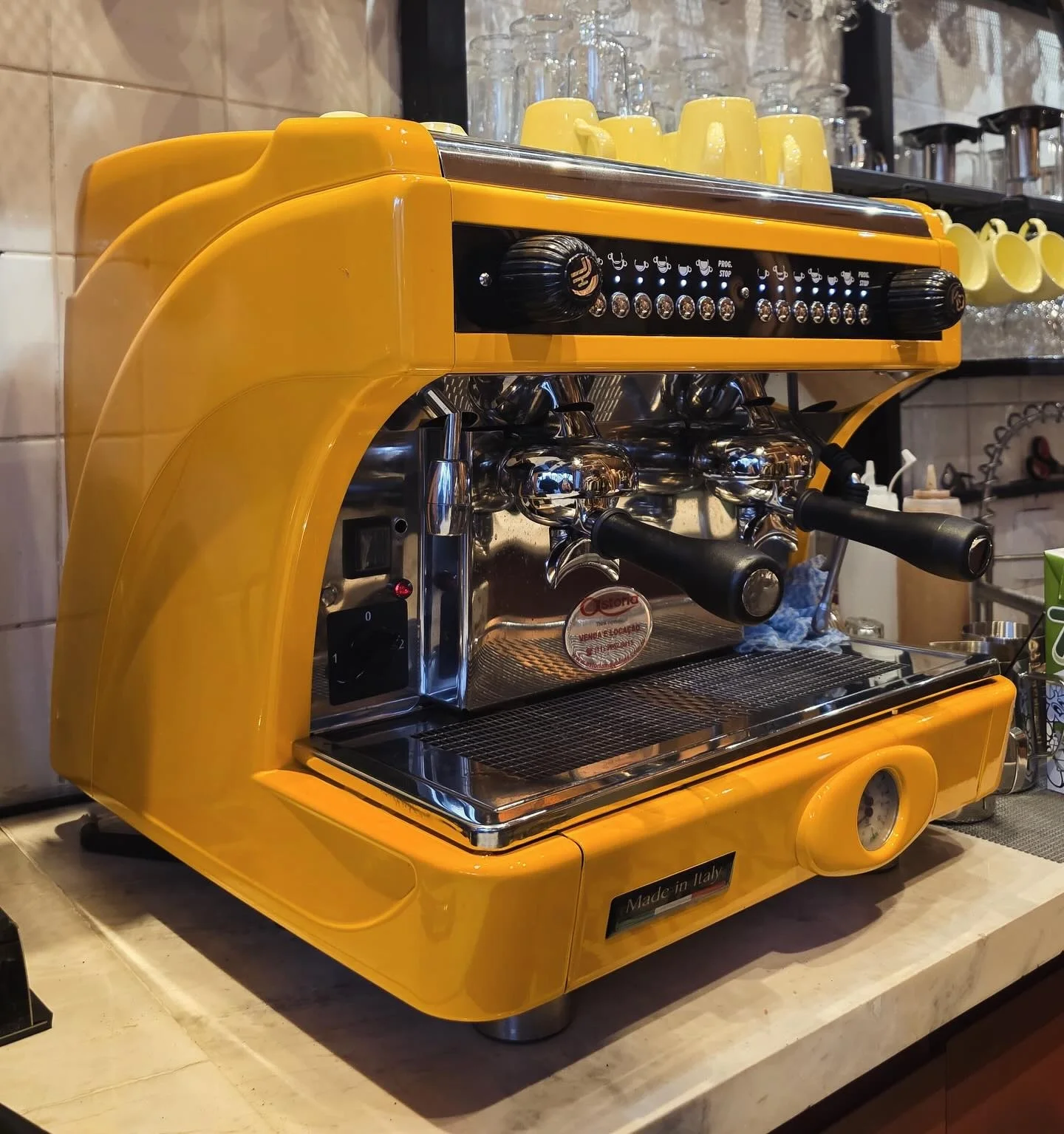 Máquina de espresso amarela da Lugar