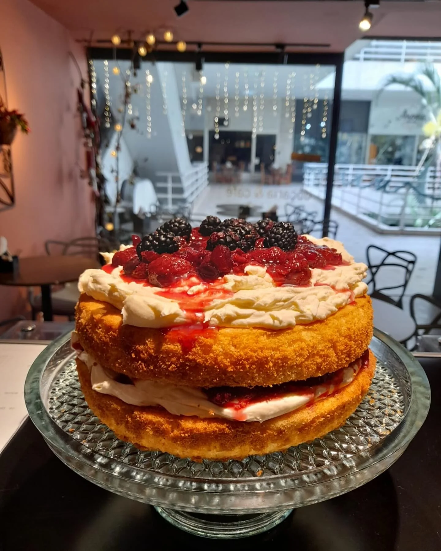 Torta com creme e frutas vermelhas