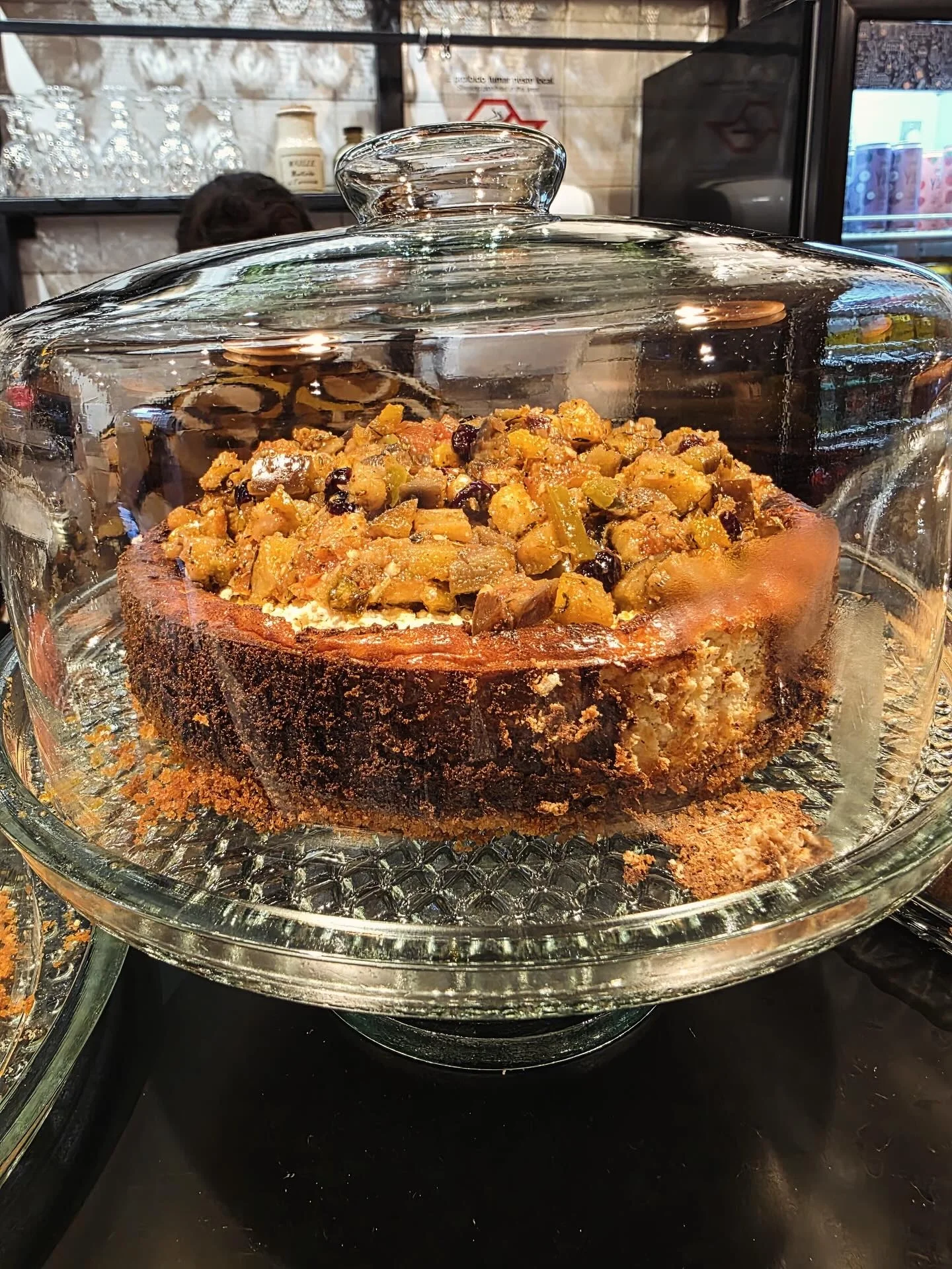 Torta de maçã sob redoma de vidro